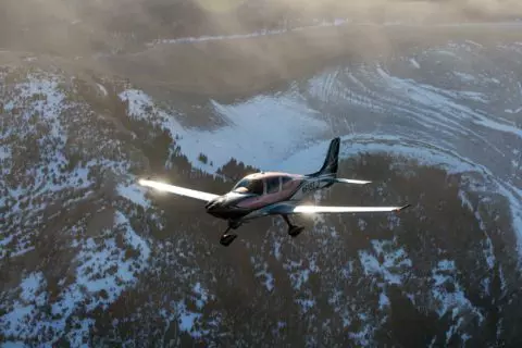 Cirrus stoppt Flüge mit Werksflugzeugen und warnt Betreiber