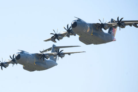 Zwei Airbus A400M der Luftwaffe überfliegen zu Beginn des internationalen Luftwaffen-Manövers 