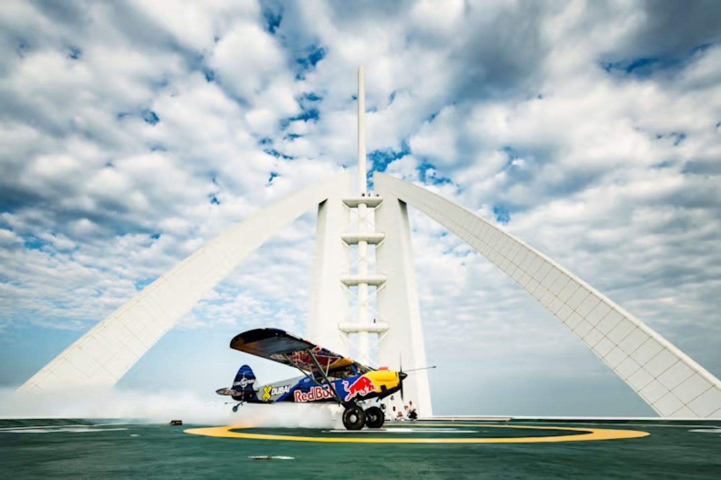 27 Meter Runway: Spektakuläre Landung auf dem Buj al Arab