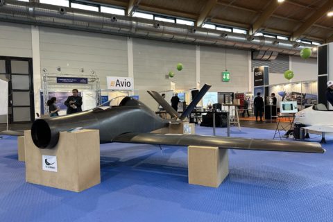 Markant erscheint das V-förmigen Heck des UR-1, was die Aerodynamik verbessern soll.