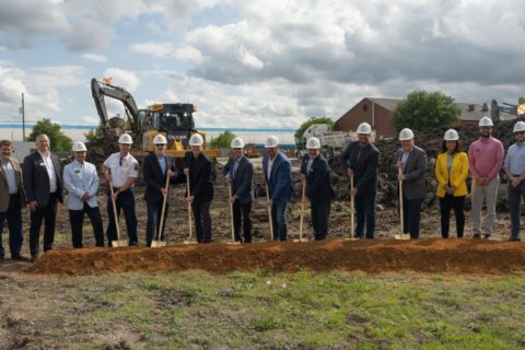 Cirrus Aircraft hat den ersten Spatenstich für sein neues Werk am McKinney National Airport (TKI) im Dallas Metroplex gesetzt.