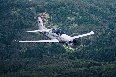 Die DART 750 von Diamond Aircraft bei ihrem Erstflug.