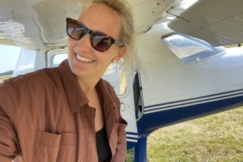 Lust auf mehr: Flugschülerin Isabella freut sich auf ihre Flugstunde mit der D-ELOT, einer Cessna 152, der Flugschule Hamburg.