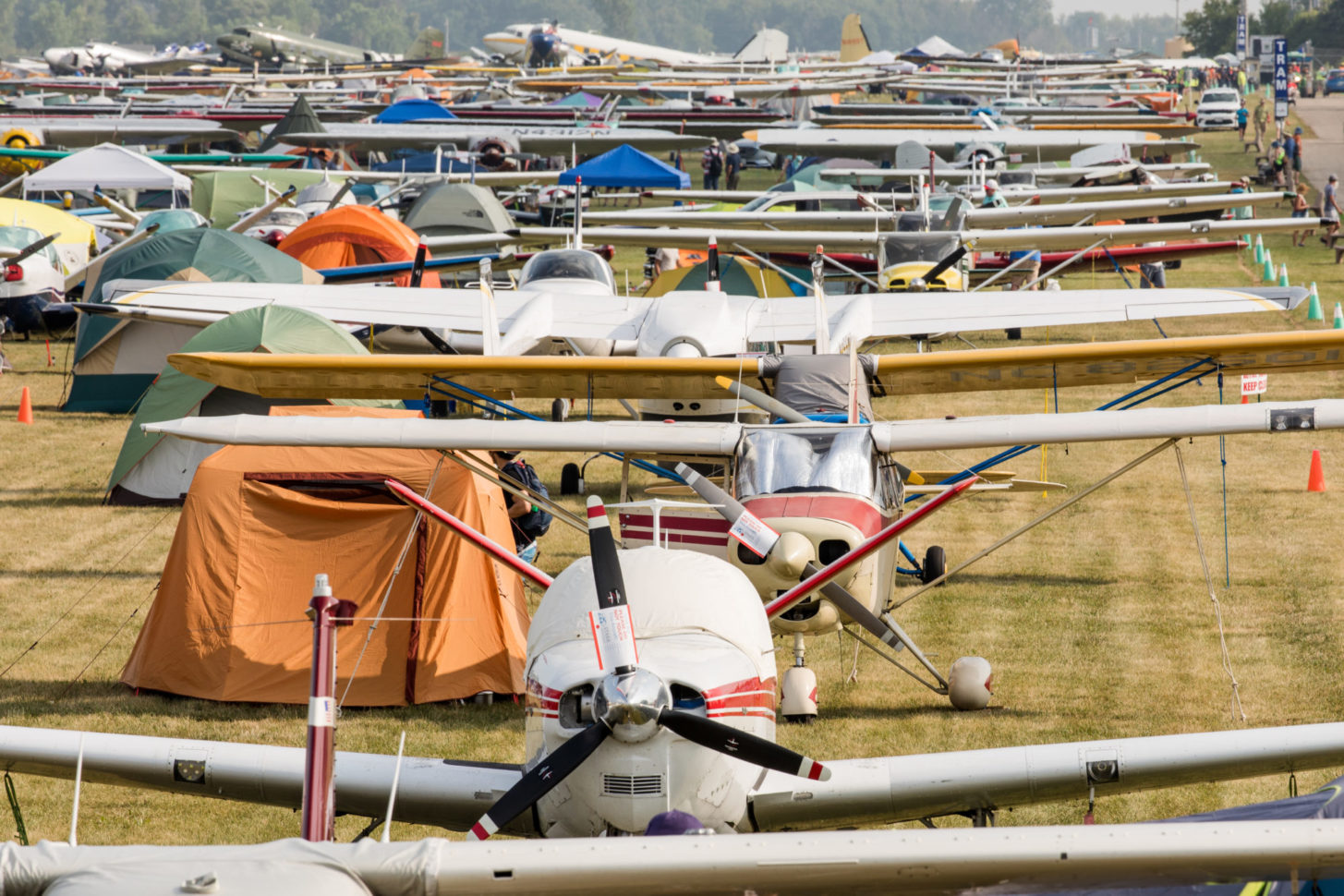 Ein klassisches Bild auf dem EAA AirVenture in Oshkosh: Privatpiloten zelten neben ihren Flugzeugen.