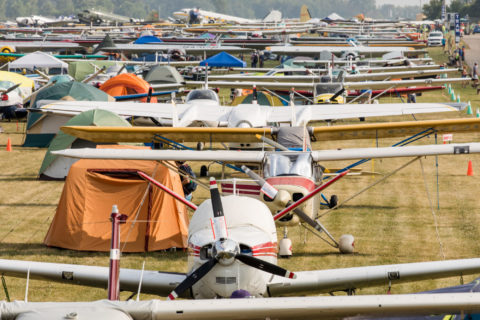 Ein klassisches Bild auf dem EAA AirVenture in Oshkosh: Privatpiloten zelten neben ihren Flugzeugen.