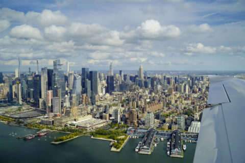 Kaum zu glauben Beim Flug durch den Hudson River Corridor scheinen die Hochhäuser von Mid- town Manhattan mit dem Empire State Building (rechts) zum Greifen nah