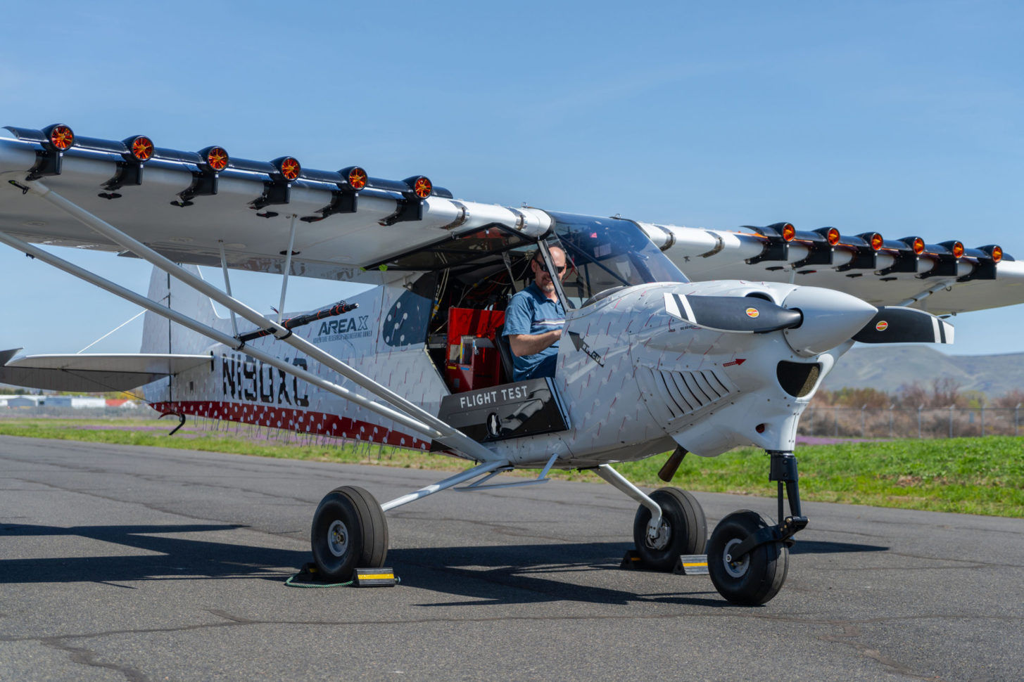 Cub Crafters testet eine neue Innovation namens ELAS. Das System kombiniert kleine elektrische Gebläse mit Vorflügeln, um so den Luftstrom über die Tragfläche des Flugzeugs zu beschleunigen.