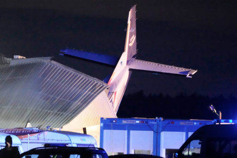 Nahe Warschau: Cessna 208 Caravan kracht in Hangar