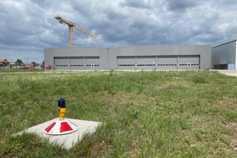 So sieht die neuen Test- und Montagehalle von APUS am Flugplatz Strausberg aus.