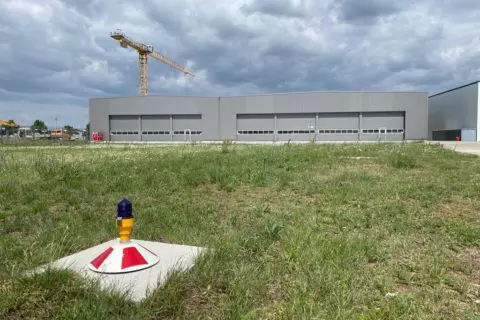 So sieht die neuen Test- und Montagehalle von APUS am Flugplatz Strausberg aus.