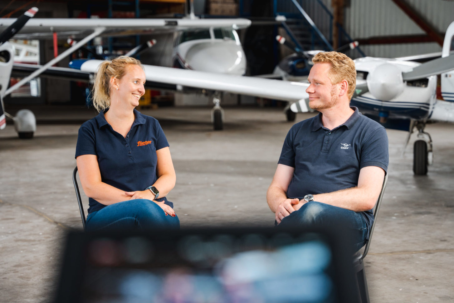 Interview im Hangar: Flugschülerin Isabella hat ihren Fluglehrer Marcel Merz über seinen Job ausgefragt. Das Video dazu gibt es auf Youtube.