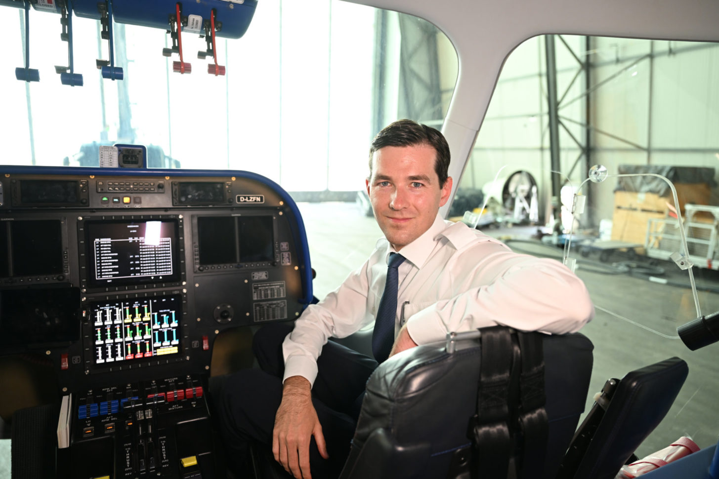 Viktor Schacht sitzt in der Gondel des Zeppelin NT (Neue Technologie). Der Pilot ist derzeit in der Ausbildung zum Zeppelin-Piloten.