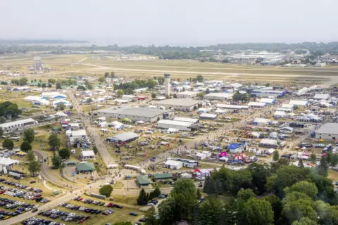 EAA AirVenture 2025: Rekordbesuch in Oshkosh mit 704.000 Besuchern