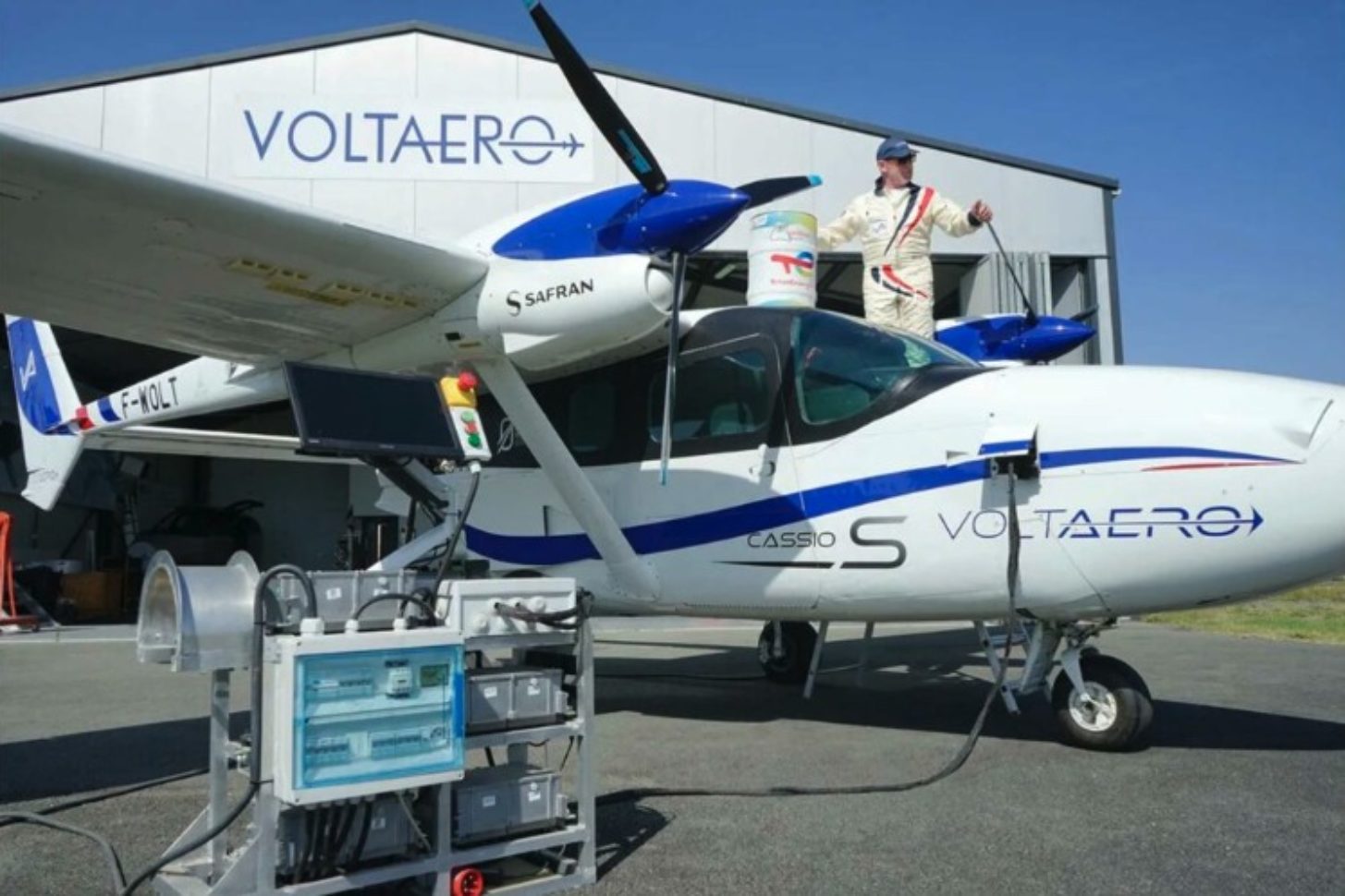 Das Testflugzeug Cassio S von VoltAero wird für seinen historischen Demonstrationsflug mit dem Kraftstoff Excellium Racing 100 von TotalEnergies beladen.