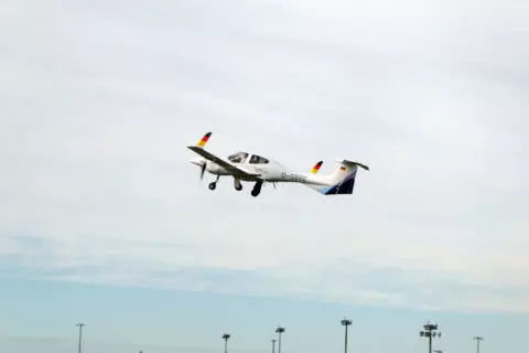 Eine Diamond DA42-VI, angetrieben von der Austro Engine AE300, der European Flight Academy fliegt eine Runde über das Flugfeld des Flughafens Bremen.