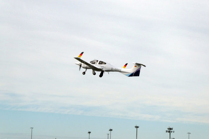 Premiere: DA42 fliegt erstmals mit SAF