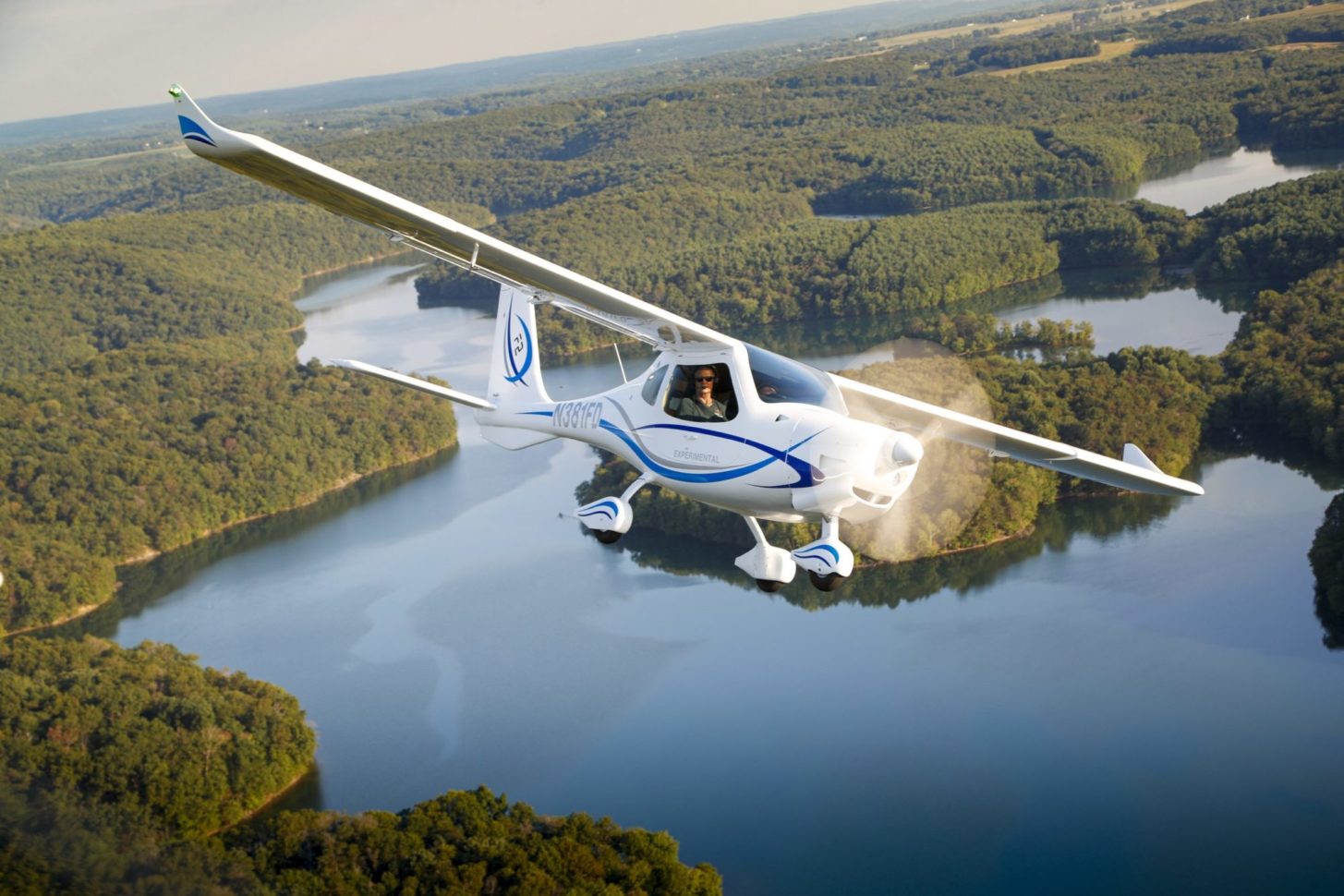 Der Flight Design Hochdecker F2 ist ein Leichtflugzeug mit innovativer Garmin Avionik.