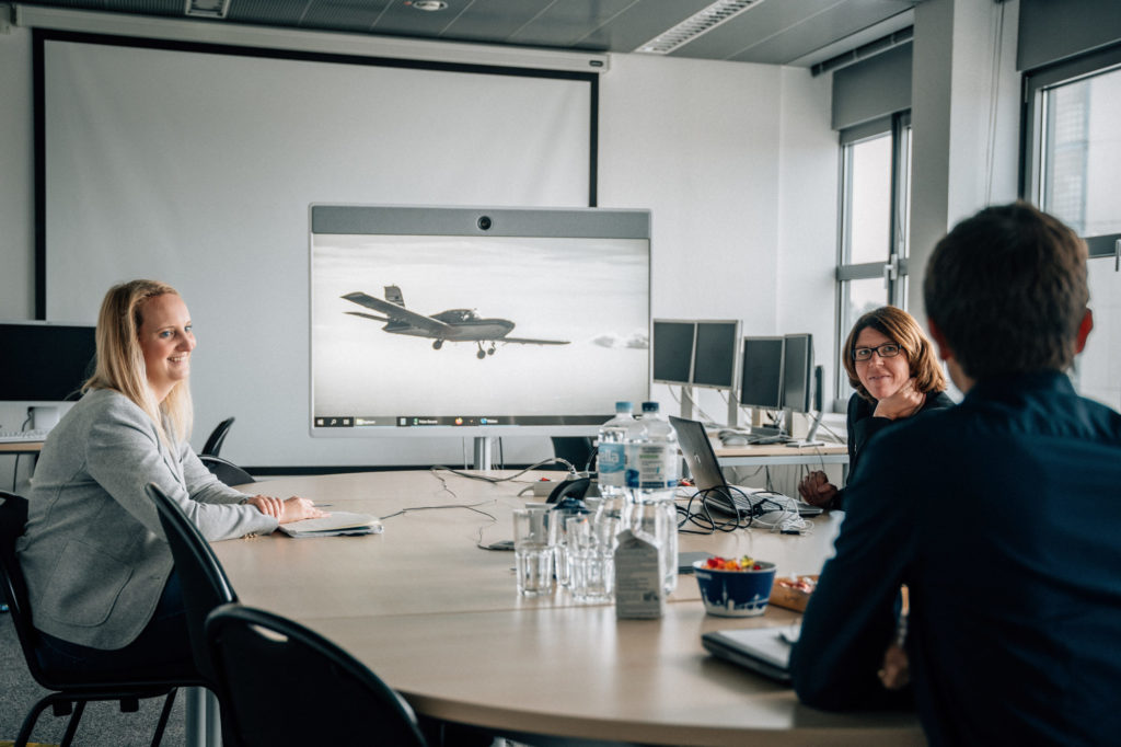 Erstes Kennenlernen: Jennifer Doerkopf (M.), Leiterin des LBZ-Nord, und ihr Kollege Felix Herz erklären Online-Chefredakteurin Isabella Sauer die Aufgaben des Deutschen Wetterdienstes. Foto: Tim Reichert