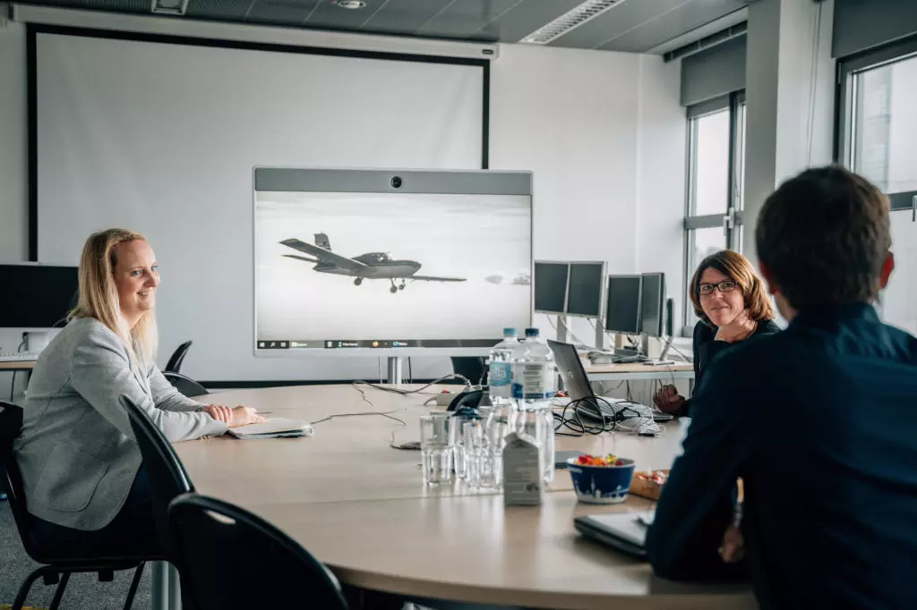 Erstes Kennenlernen: Jennifer Doerkopf (M.), Leiterin des LBZ-Nord, und ihr Kollege Felix Herz erklären Online-Chefredakteurin Isabella Sauer die Aufgaben des Deutschen Wetterdienstes. Foto: Tim Reichert