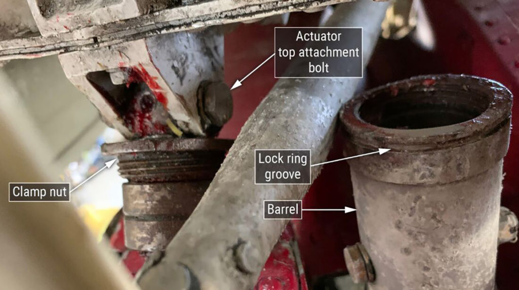 Trimm-Mechanismus: Das Rohr rechts im Bild soll eigentlich im Gewinde des Bauteils links im Bild verschraubt sein. An dessen oberen Ende ist das Höhenleitwerk befestigt.