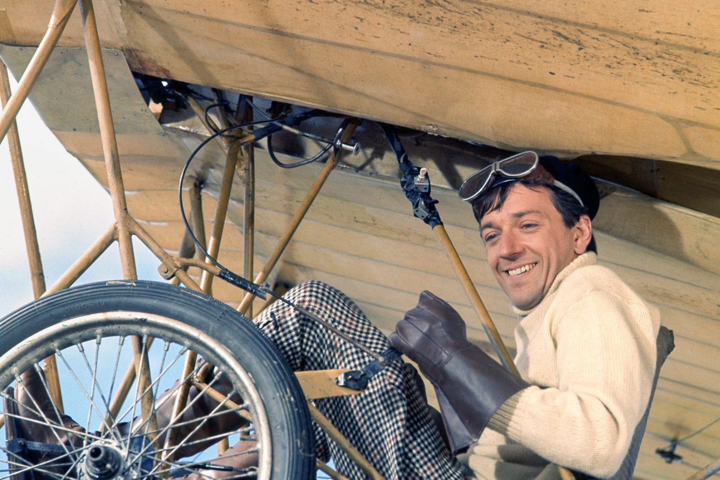 Fliegende Kisten: Der Schauspieler Jean-Pierre Cassel heißt im FIlm Pierre Dubois. Er findet in der winzigen Demoiselle kaum Platz.