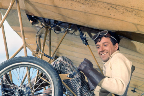 Fliegende Kisten: Der Schauspieler Jean-Pierre Cassel heißt im FIlm Pierre Dubois. Er findet in der winzigen Demoiselle kaum Platz.