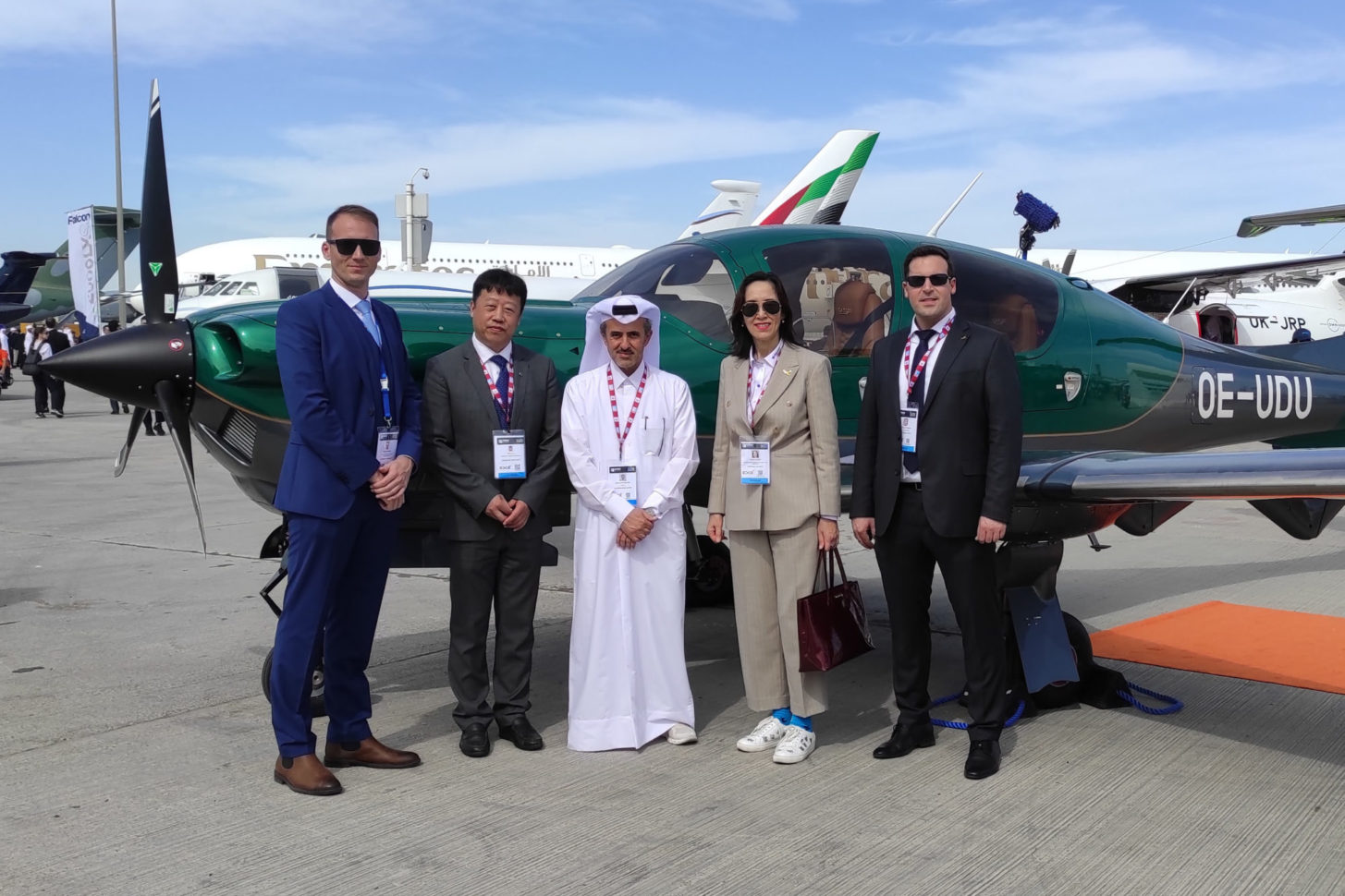 Fabio Trojan (Pilot, Diamond Aircraft Austria), Yu (Michael) Li (COO, Diamond Aircraft Austria), Khalid Al Khater (CEO, Aviation Home Qatar), Jane Wang (Sales Director, Diamond Aircraft Austria), Christian Schmid (Sales Manager, Diamond Aircraft Austria) neben der allerersten DA50 RG im Nahen Osten.