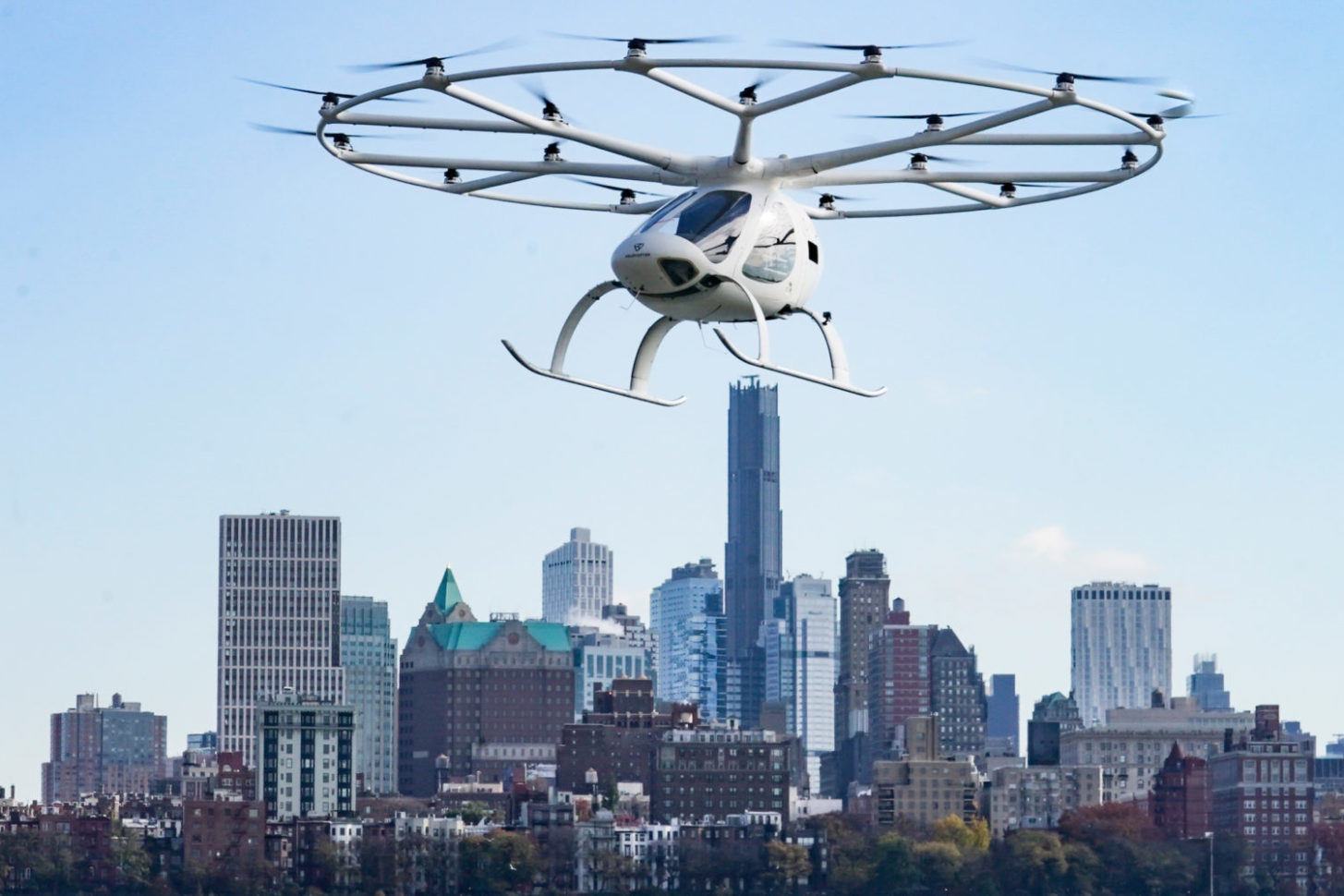 Der Volocopter 2X, ein elektrisch betriebenes senkrecht startendes und landendes Luftfahrzeug (eVTOL), fliegt während einer Demonstration von eVTOLs bei einem Testflug auf dem Hubschrauberlandeplatz in der Innenstadt von Manhattan.