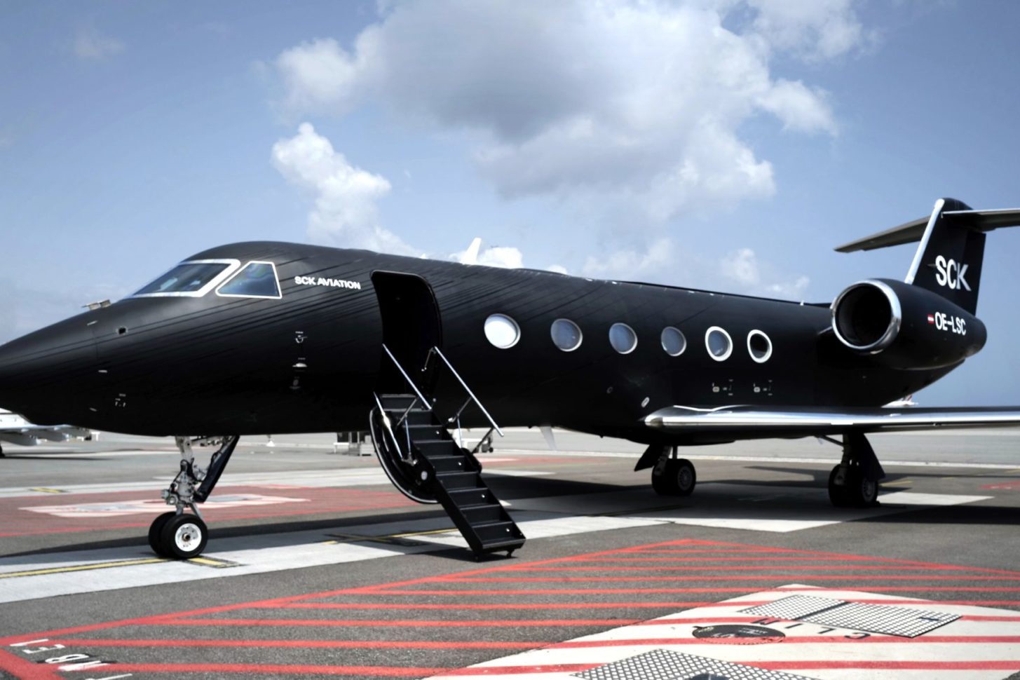 Diese Gulfstream G450 hat eine neue, mattschwarze Lackierung bekommen.