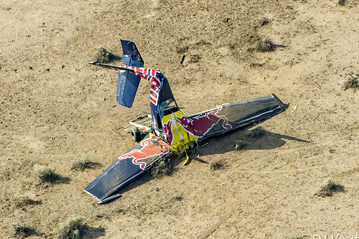 Nur noch Schrott: Eine der zwei Stunt-Maschinen gerät ins Rückentrudeln. Deshalb kann sich auch das eigens für die Aktion verbaute Gesamtrettungssystem nicht ordnungsgemäß öffnen. Der Pilot, der eigentlich einsteigen wollte, landet unbeschadet mit seinem Fallschirm: