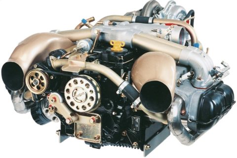 L 2400 DX - 118 kW: Viertakt-Boxermotor mit flüssigkeitsgekühlten Zylinderköpfen, elektronische Kraftstoffeinspritzung und elektronische Zündung, automatische Höhenanpassung, Nasssumpfschmierung, Abgasturboaufladung mit Ladeluftkühler, Doppelzündung.