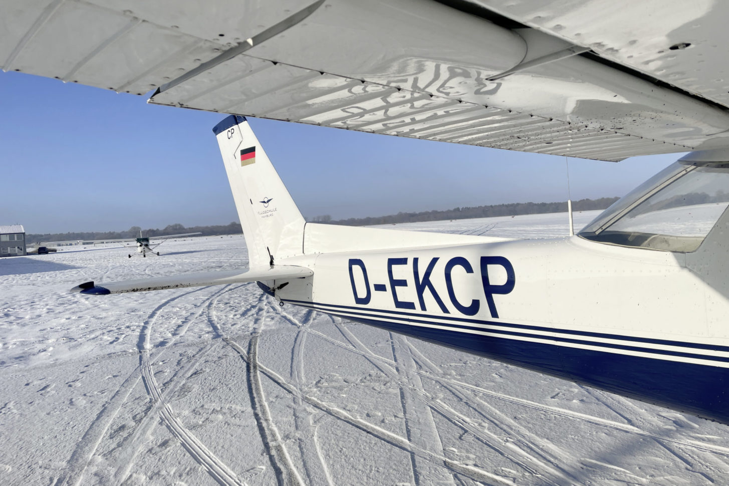 Tolle Schneelandschaft: An einem schönen Wintertag mit Sonnenschein und ohne Wind geht es für mehrere Flugschüler in die Luft.