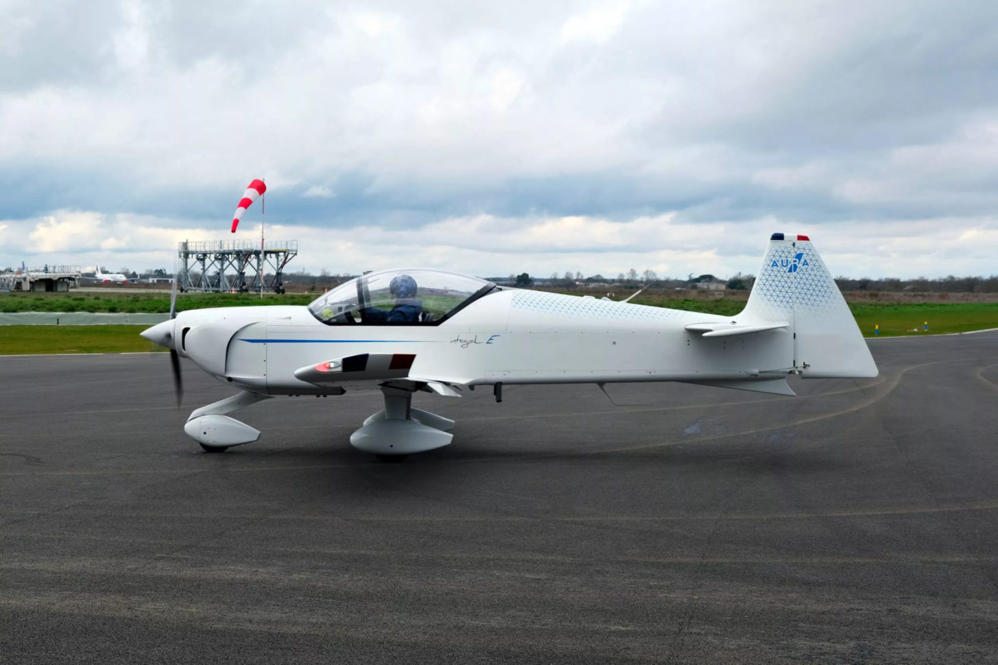 Der erste Prototyp der elektrischen Integral E von Aura Aero rollt in Toulouse zum ersten Mal selbstständig.