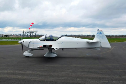 Der erste Prototyp der elektrischen Integral E von Aura Aero rollt in Toulouse zum ersten Mal selbstständig.