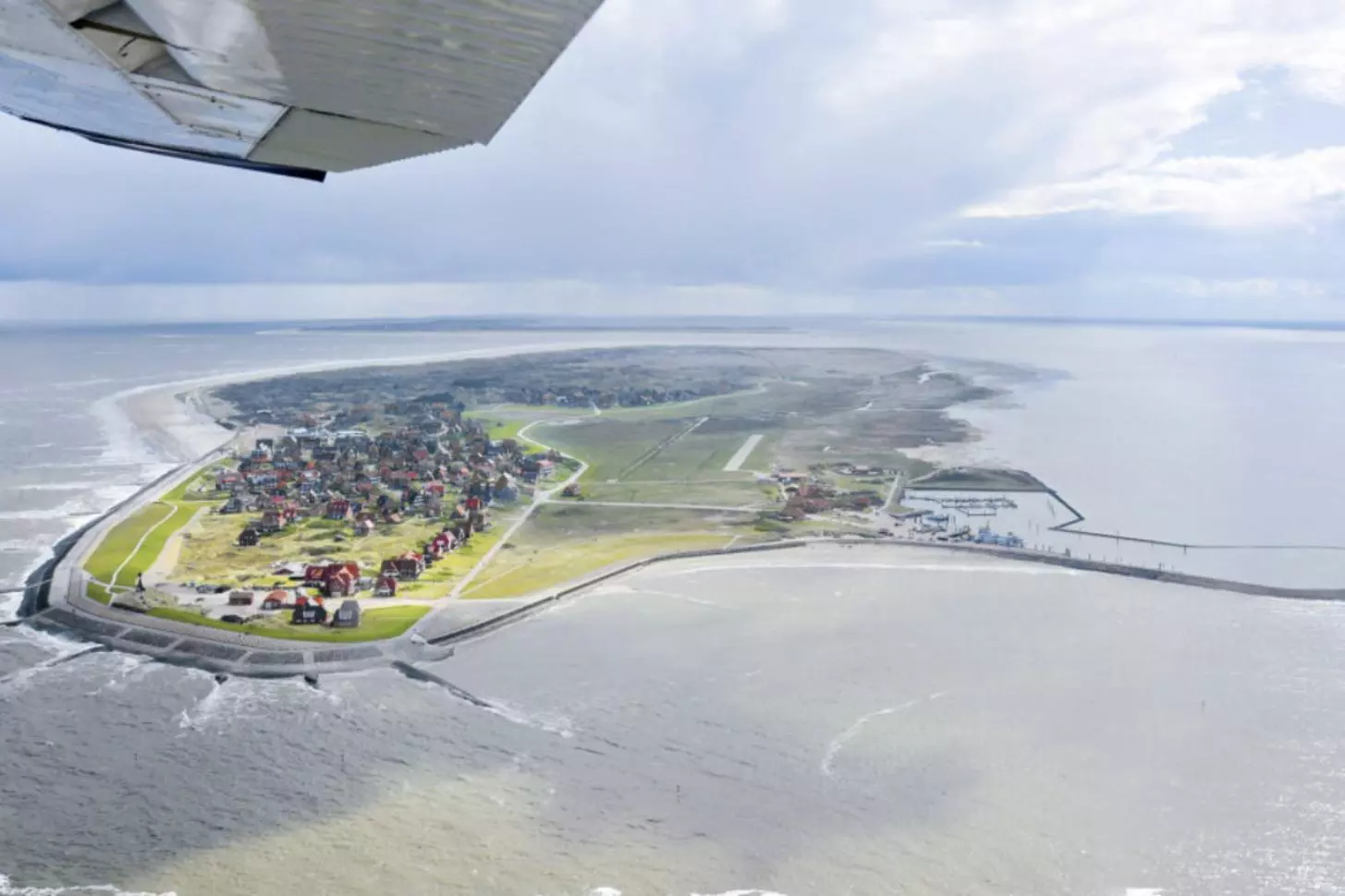 Ein einziges Flugzeug, das nur vier Plätze und einen Motor hat: Eine Cessna 172 pendelt ständig von und zur ostfriesischen Insel Baltrum. Sie gewährleistet die Versorgung der kleinen Insel und ihrer Bewohner und Touristen mit allem Notwendigen aus der Luft.