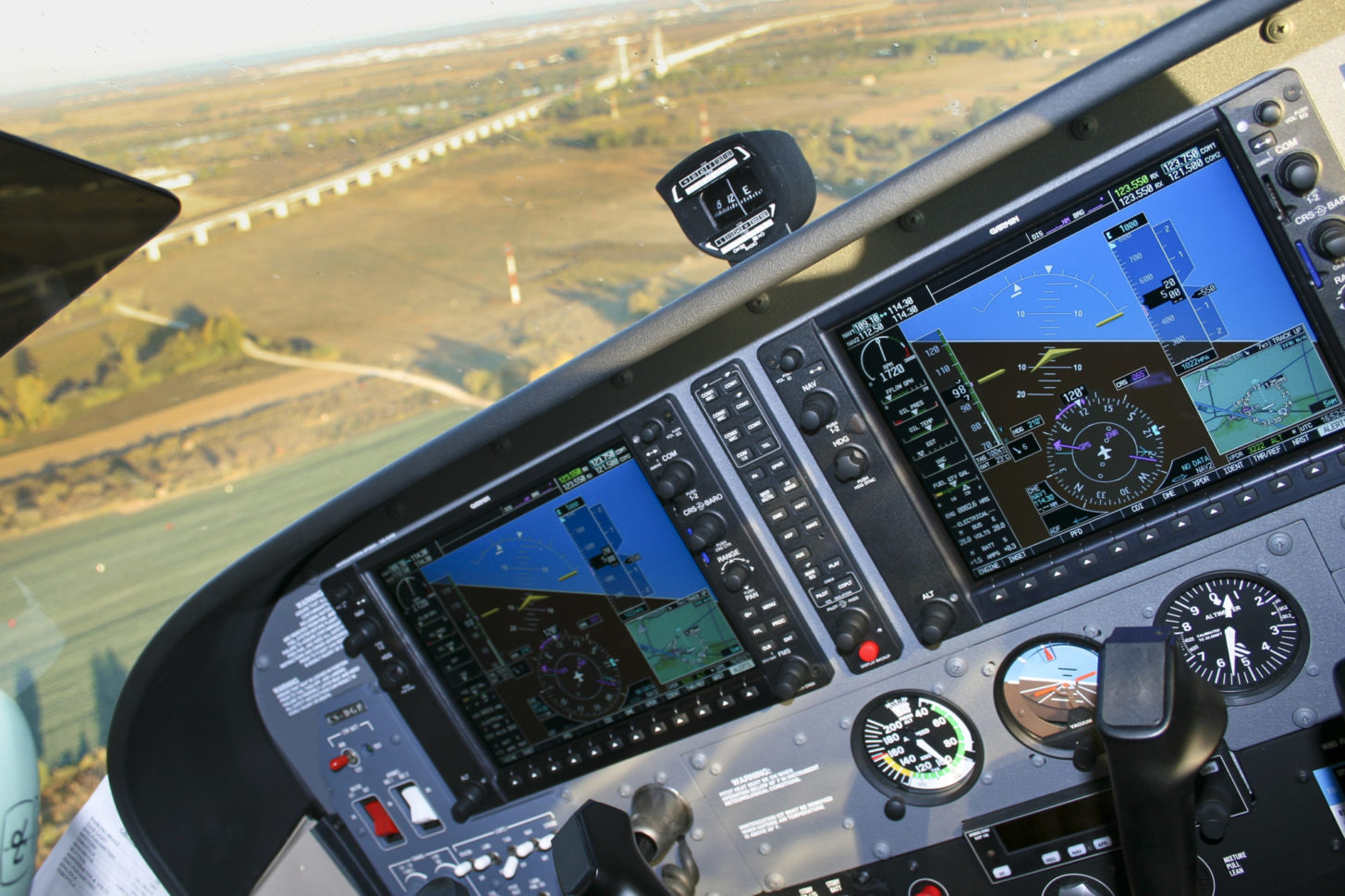 Blick aus dem Cockpit einer Cessna 172. Das Stipendium der VDP soll Pilotinnen motivieren, Fluglehrerinnen zu werden und ihr Leidenschaft anderen Frauen näher zu bringen.