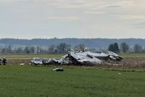 Absetzmaschine Pacific P-750 XSTOL stürzt nahe Flughafen Grenchen ab