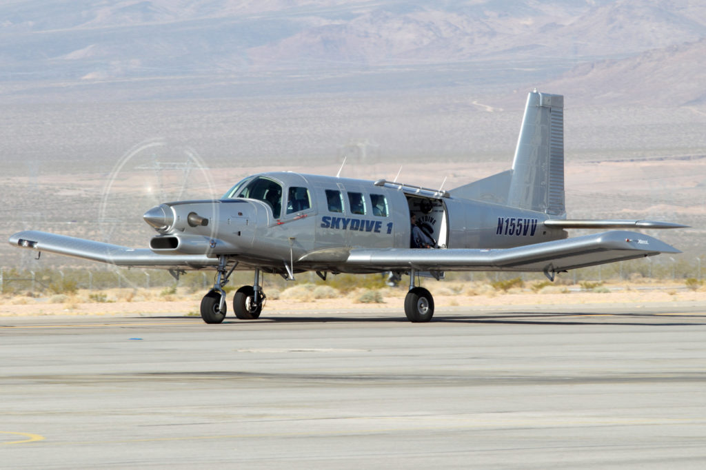 Ein baugleiches Flugzeug vom Typ P-750 XSTOL des Neuseeländischen Herstellers Pacific Aerospace.