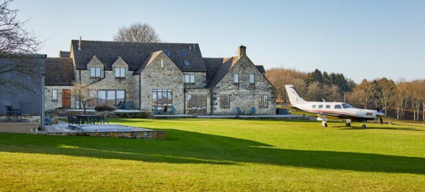 Haus mit Hangar und Graspiste – Pilotentraum steht zum Verkauf