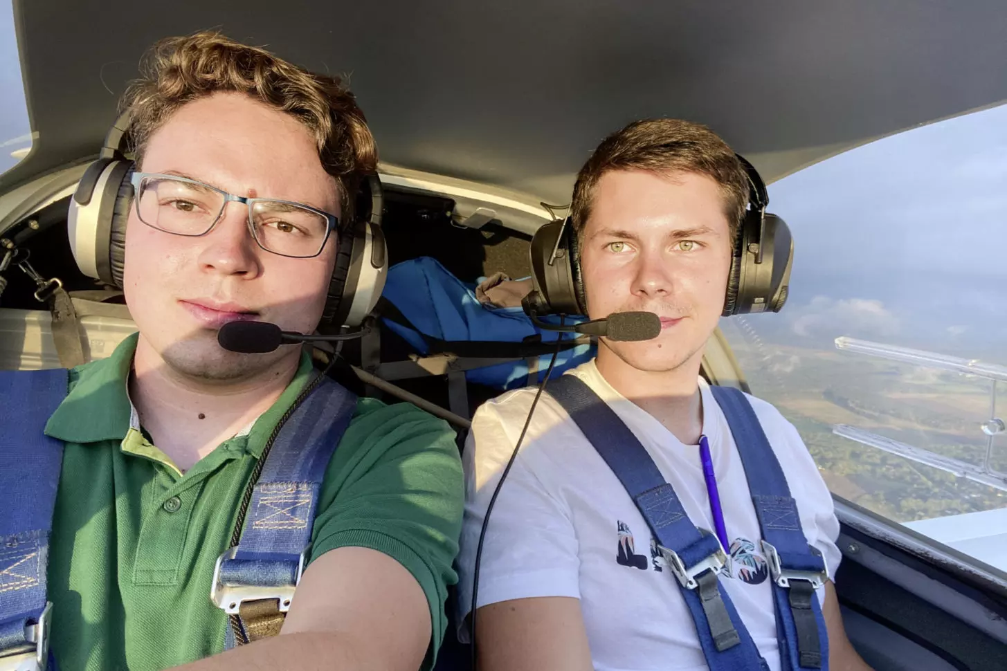 Buddy Flights: Zwei Fluglehreranwärter fliegen gemeinsam. Einer übernimmt die Rolle des Schülers. Unser Autor Oliver Matthis (links) fliegt hier als Lehrer.