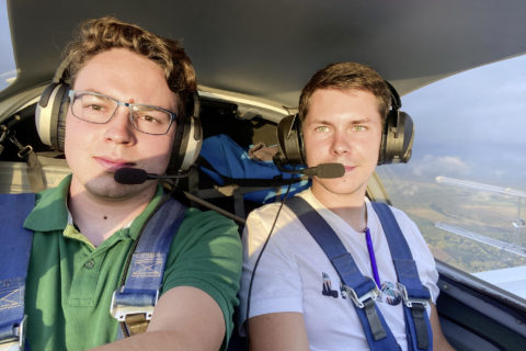 Buddy Flights: Zwei Fluglehreranwärter fliegen gemeinsam. Einer übernimmt die Rolle des Schülers. Unser Autor Oliver Matthis (links) fliegt hier als Lehrer.