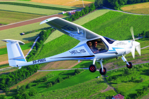 Eine Pipistrel Velis Electro im Flug.