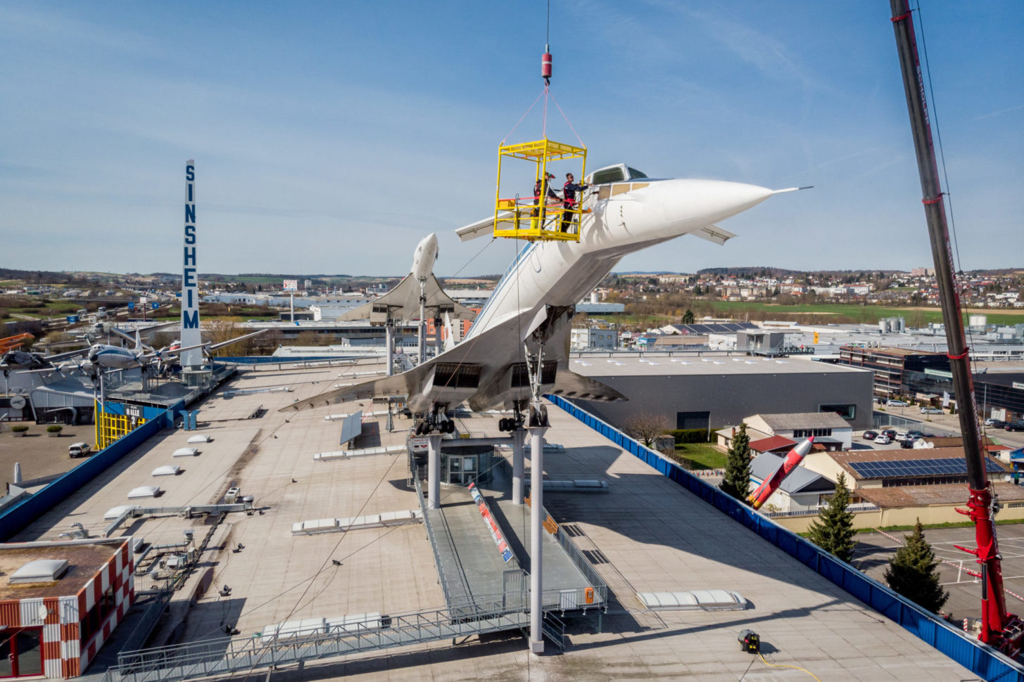 Zwei Mitarbeiter reinigen von einem Arbeitskorb aus die Concorde im Technik Museum Sinsheim.