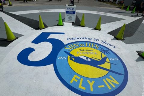 Luftfahrtenthusiasten schweben auf Wolke sieben, denn die Sun 'n Fun Aerospace Expo feiert ihr 50-jähriges Bestehen am Lakeland Linder International Airport.