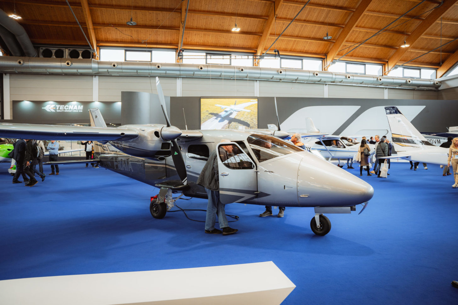 Auf der AERO 2024 zeigt Tecnam die neue Serie der P2006T NG.