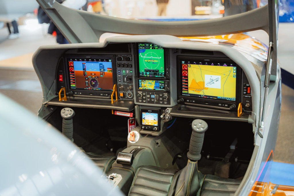 Das moderne Glascockpit der Elixir mit Garmin G3X Touch.