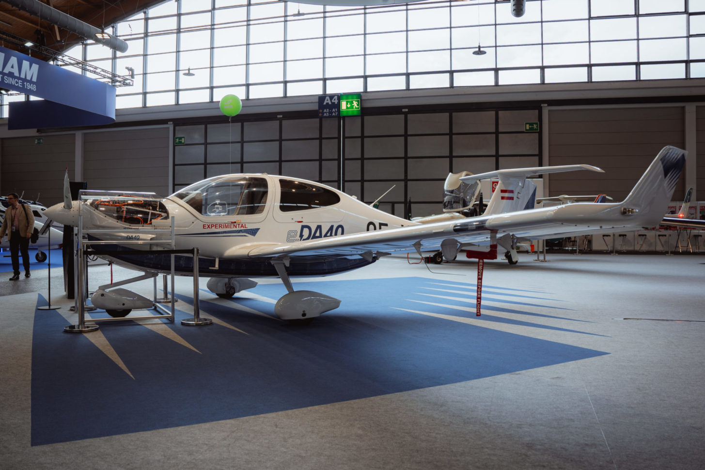 Die eDA40 am Messestand von Diamond Aircraft auf der AERO 2024.