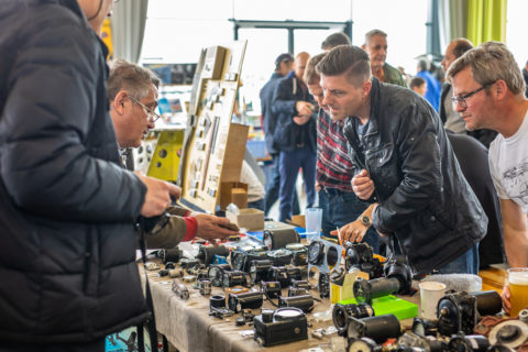 Ein Besucher bewundert verschiedene Exponate an einem Stand der 50. Flugzeugteile-Börse im Technik Museum Speyer.