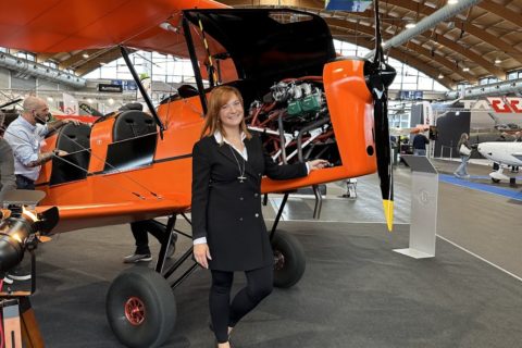 Lisa Zosel und die Stampe SV4-RS auf der AERO 2024 – ein klassischer Doppeldecker mit moderner Seele, bereit, die Lüfte zu erobern.