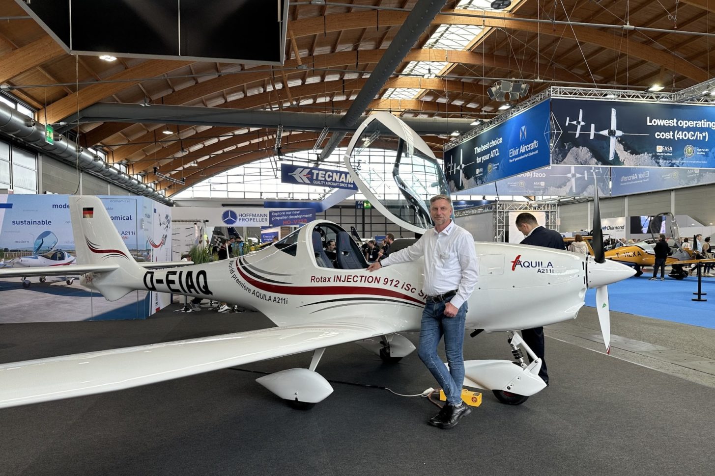 Marko Zahradnik präsentiert stolz die Aquila A211i mit dem fortschrittlichen Rotax 912 iSc Motor auf der AERO 2024, ein Meilenstein für nachhaltige und effiziente Luftfahrt.